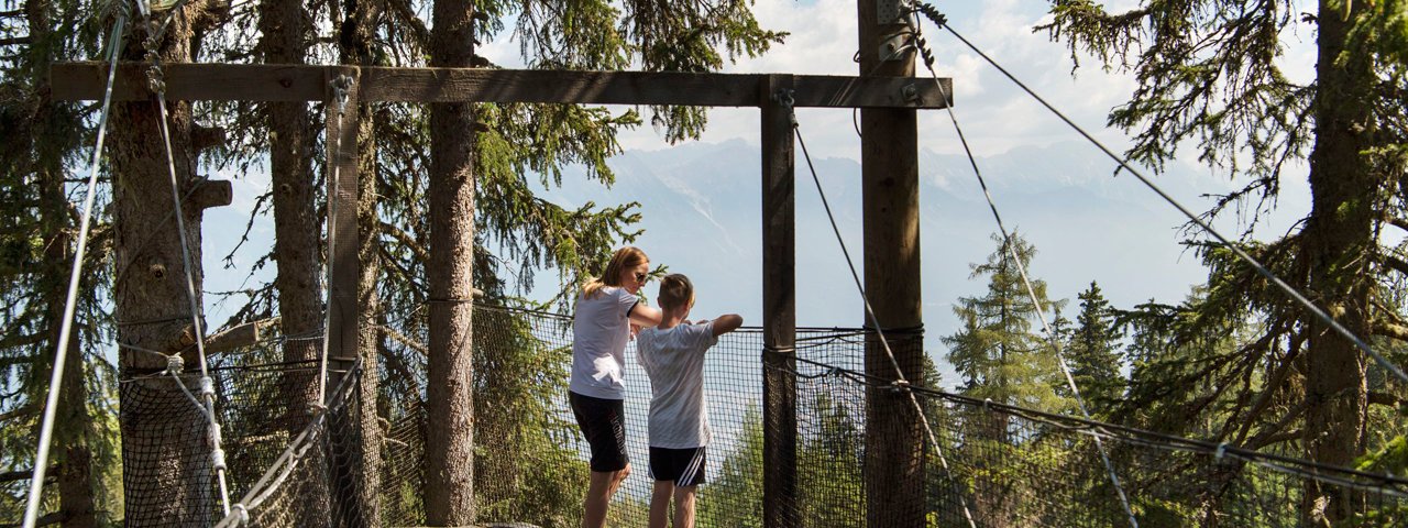 Zwischen den Bäumelhäusern im Familienpark, © Tirol Werbung/Frank Bauer