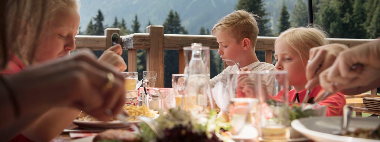 Kulinarische Belohnungen auf der Mutterer Alm, © Tirol Werbung/Frank Bauer